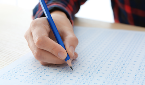 طالب خلال تقديم امتحان طالب خلال تقديم امتحان | تعبيرية Freepik