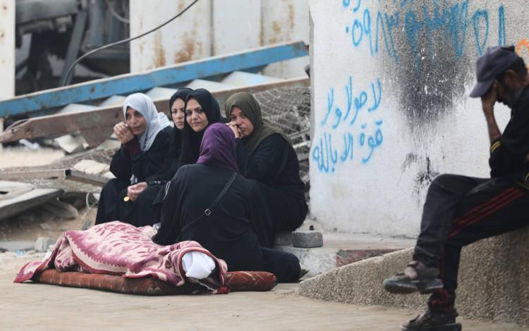 فلسطينيات يجلسن أمام جثمان شهيد قضى في غارة إسرائيلية بمدينة غزة فلسطينيات يجلسن أمام جثمان شهيد قضى في غارة إسرائيلية بمدينة غزة 29/10/2025 | أسوشييتد برس