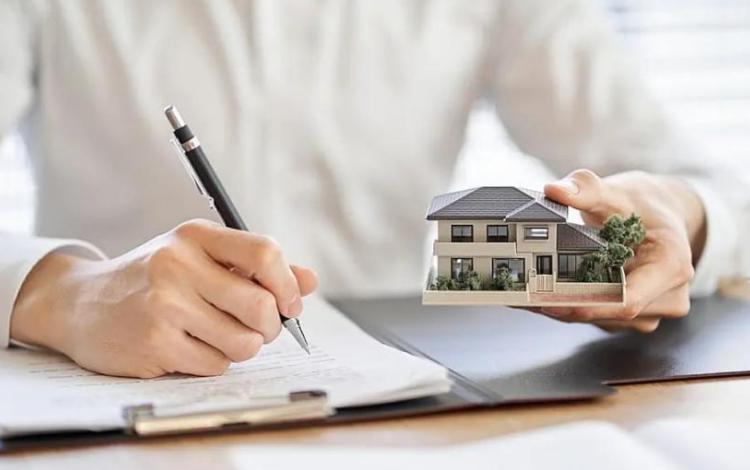 شخص يوقع عقدا شخص يوقع عقدا | تعبيرية