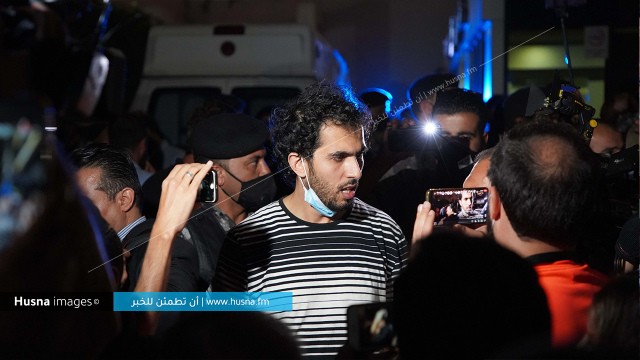 أحد المواطنين الذين فقدوا قريبا لهم في مستشفى الجاردنز إثر انقطاع الكهرباء | Husna Images