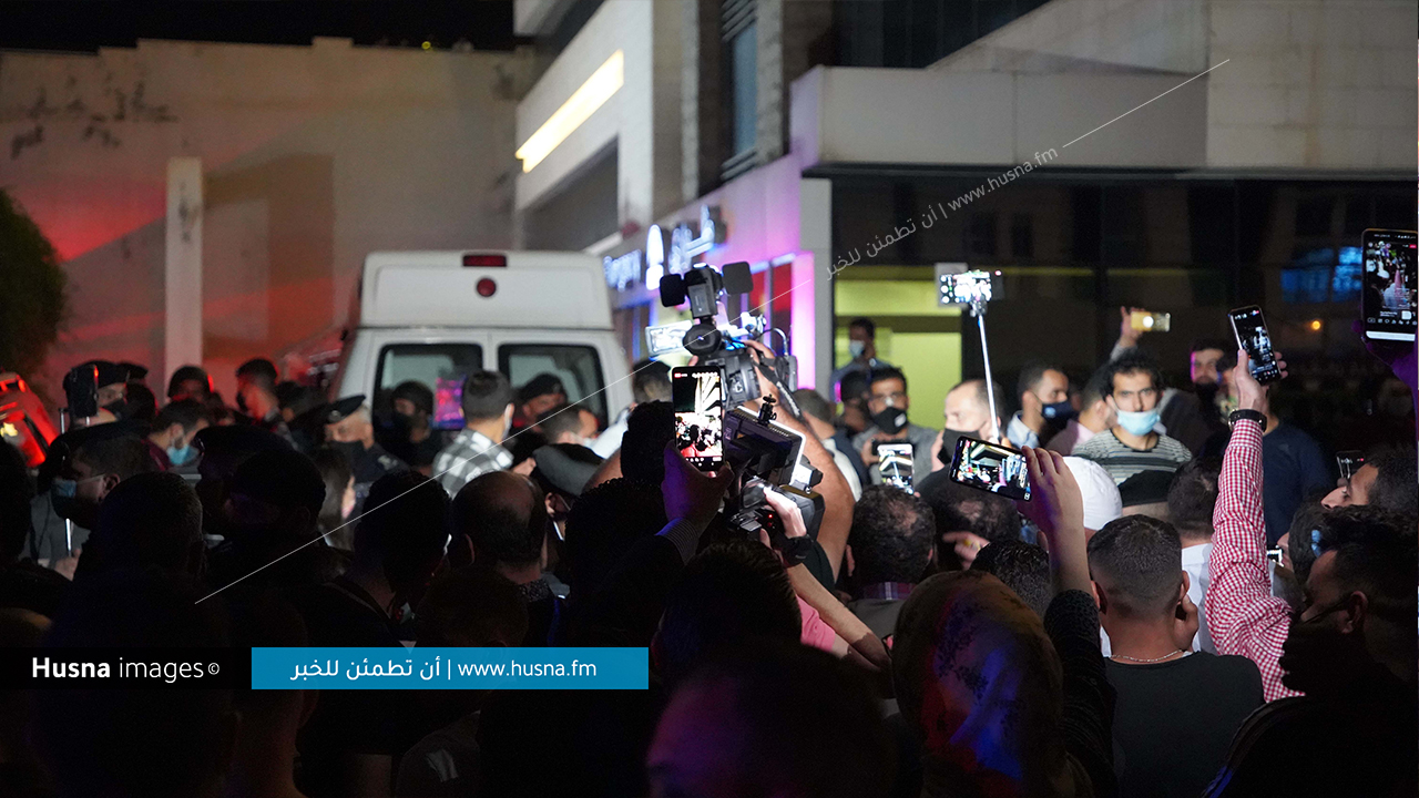تجمهر عدد من المواطنين عند مستشفى الجاردنز إثر انقطاع الكهرباء | Husna Images
