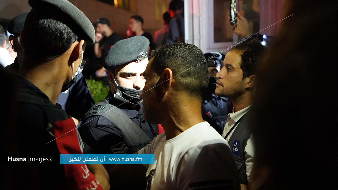 أحد المواطنين الذين فقدوا قريبا لهم في مستشفى الجاردنز إثر انقطاع الكهرباء | Husna Images