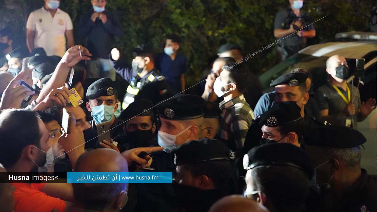 تجمهر عدد من المواطنين عند مستشفى الجاردنز إثر انقطاع الكهرباء | Husna Images