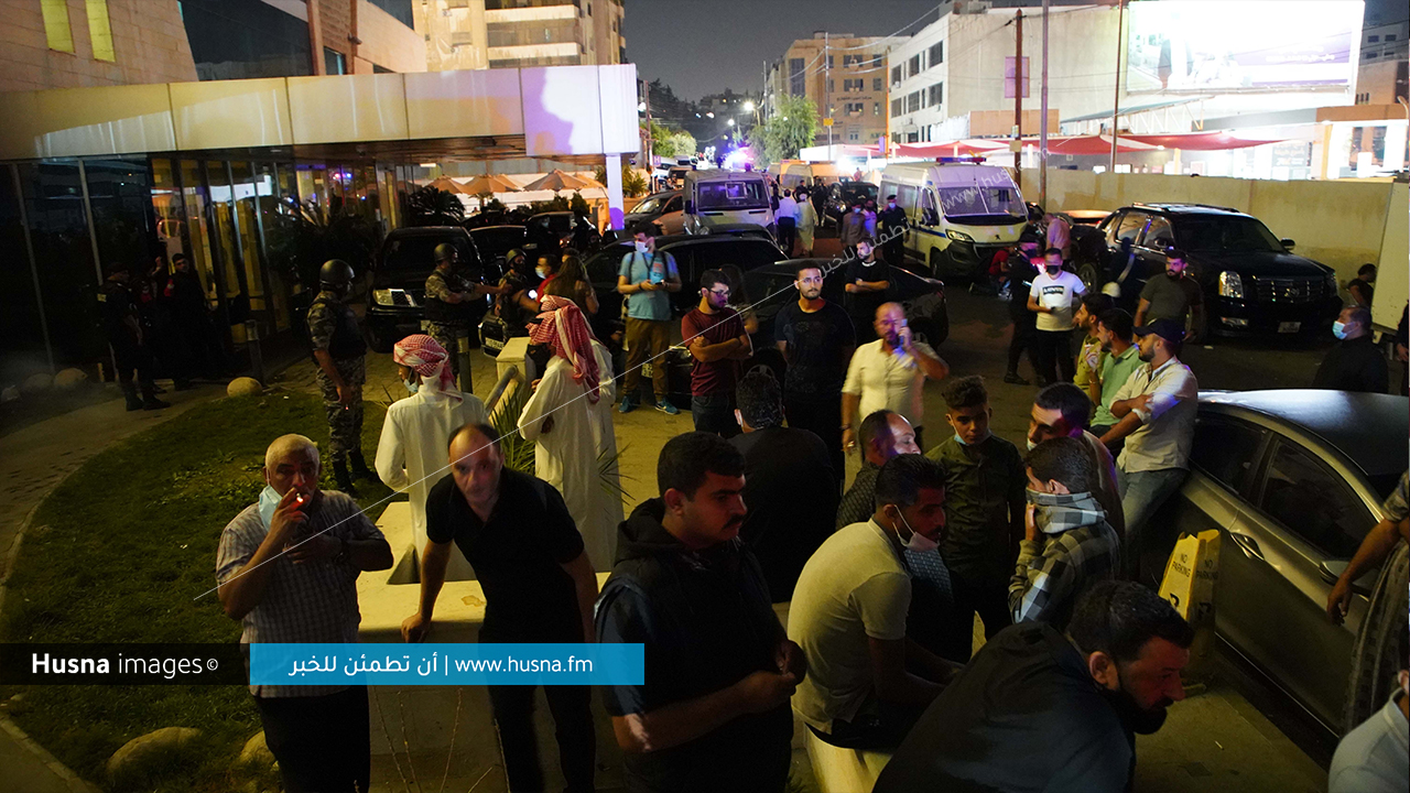 تجمهر عدد من المواطنين عند مستشفى الجاردنز إثر انقطاع الكهرباء | Husna Images