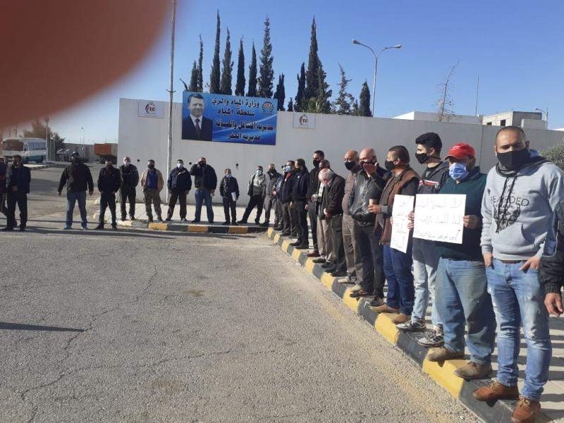 صور للوقفة الاحتجاجية أمام مديرية المشاغل / سلطة المياة صور للوقفة الاحتجاجية أمام مديرية المشاغل / سلطة المياة