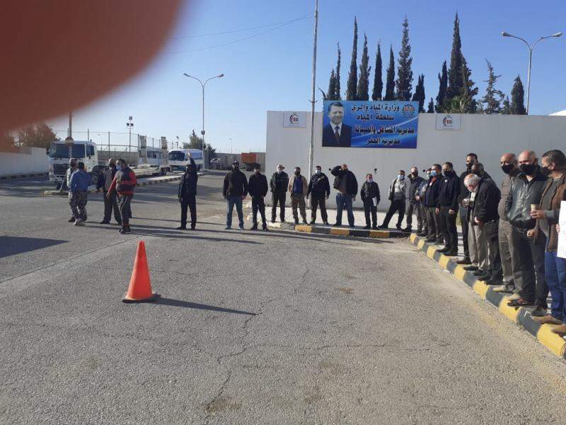 صور للوقفة الاحتجاجية أمام مديرية المشاغل / سلطة المياة صور للوقفة الاحتجاجية أمام مديرية المشاغل / سلطة المياة