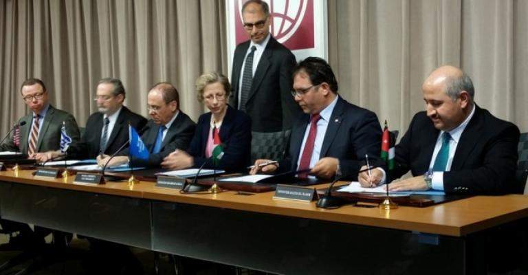 صورة تجمع وزير المياه الأسبق حازم الناصر أثناء توقيع مذكررة تفاهم المرحلة الأولى من مسروع ناقل االبحرين