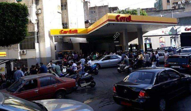 لبنانيون يقفون في طوابير امام محطة المحروقات لبنانيون يقفون في طوابير امام محطة المحروقات