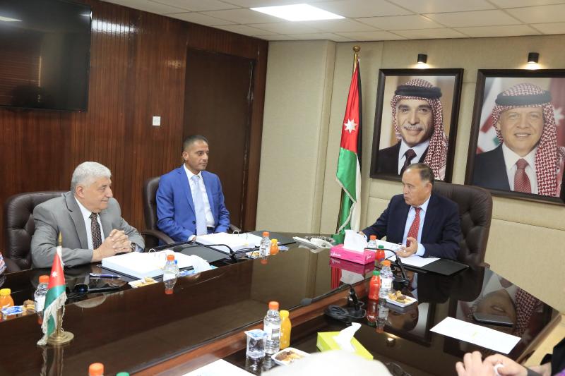 وزير المياه محمد النجار وزير المياه خلال توقيع اتفاقية تنفيذ مشروع صرف صحي في مناطق في الجبيهة