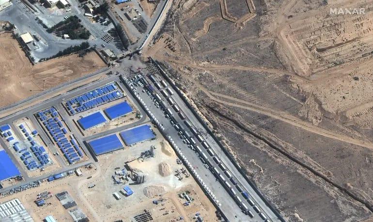 شاحنات المساعدات المنتظرة على الجانب المصري من معبر رفح الحدودي شاحنات المساعدات المنتظرة على الجانب المصري من معبر رفح الحدودي