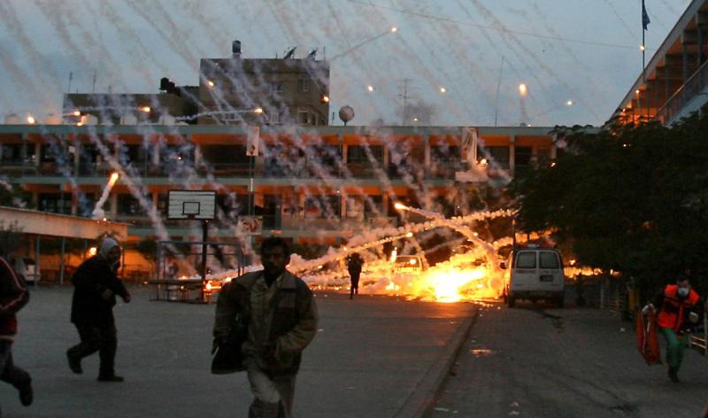 فلسطينيون يهربون من الفسفور الأبيض الذي أطلقته طائرات الاحتلال فلسطينيون يهربون من الفسفور الأبيض الذي أطلقته طائرات الاحتلال