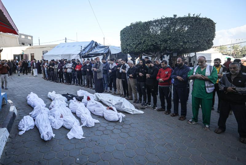 أهالي الشهداء يصلون صلاة الجنازة أمام مشرحة شهداء الأقصى في دير البلح أهالي الشهداء يصلون صلاة الجنازة أمام مشرحة شهداء الأقصى في دير البلح