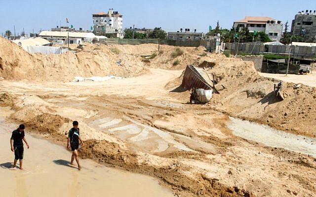 تفقد الأضرار في أحد الأنفاق بين غزة ومصر تفقد الأضرار في أحد الأنفاق بين غزة ومصر