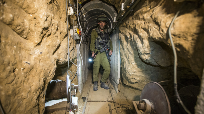 واحد من الأنفاق التي كشفتها قوات الاحتلال واستخدمتها المقاومة الفلسطينية في توجيه ضربات لإسرائيل واحد من الأنفاق التي كشفتها قوات الاحتلال واستخدمتها المقاومة الفلسطينية في توجيه ضربات لإسرائيل