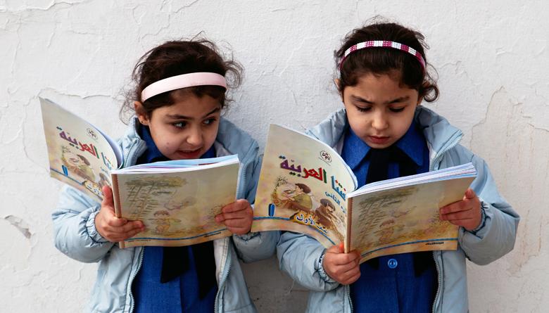 طالبتان في الصف الأول تحملان كتابي لغة عربية طالبتان في الصف الأول تحملان كتابي لغة عربية | المصدر: حبر