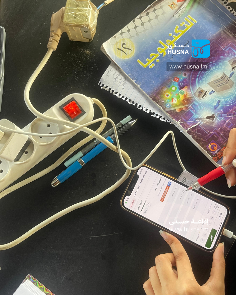 هاتف إحدى الطالبات خلال تقديمها امتحان توجيهي في أحد مقاهي غزة هاتف إحدى الطالبات خلال تقديمها امتحان توجيهي في أحد مقاهي غزة