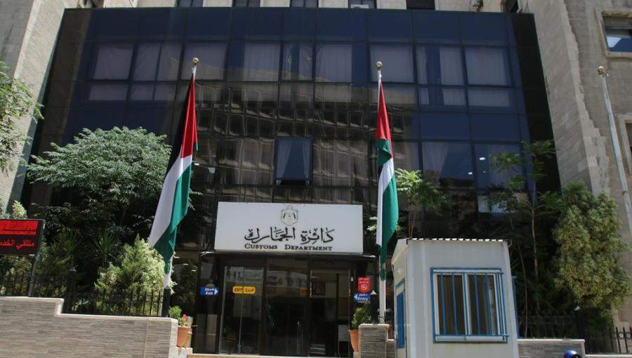 الجمارك تحبط تهريب أونصات ذهبية وشوكولاتة دائرة الجمارك