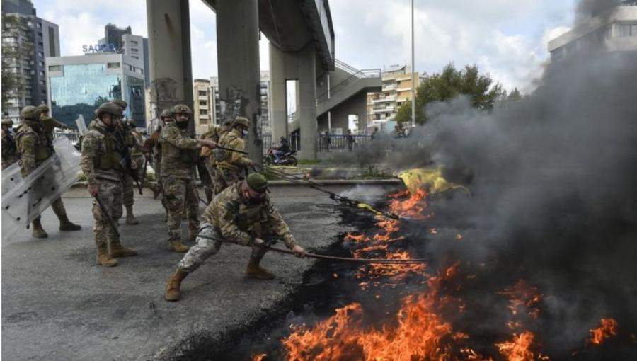 جندي لبناني أثناء فتح طريق رئيسي في بيروت 10 آذار جندي لبناني أثناء فتح طريق رئيسي في بيروت 10 آذار