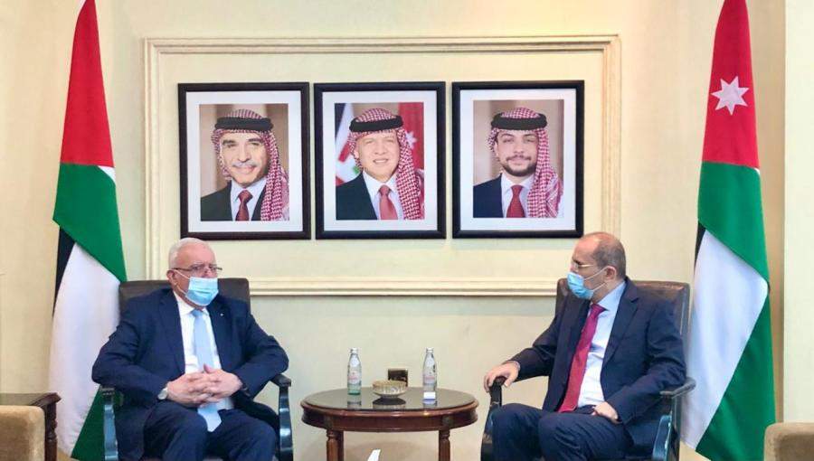 صورة تجمع وزير الخارجية أيمن الصفدي و نظيره الفلسطيني رياض المالكي في لقاء اليوم