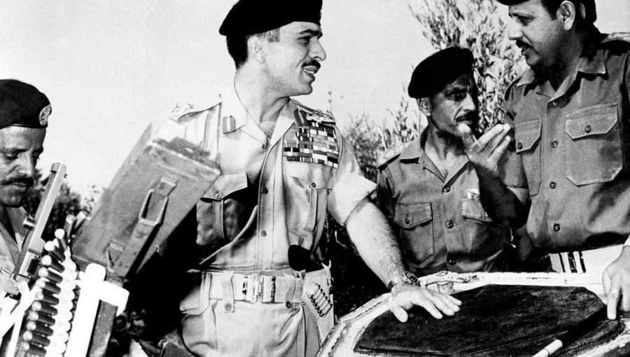 الحسين اثناء تفقده موقع معركة الكرامة