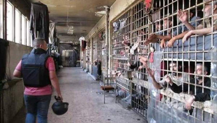 مراسل التلفزيون السوري اثناء زيارة التلفزيون لسجن حلب المركزي (الفضائية السورية) مراسل التلفزيون السوري اثناء زيارة لسجن حلب المركزي (الفضائية السورية)