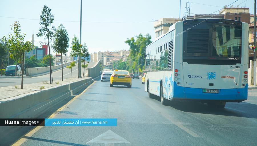 باص عمان يسير في شارع الملكة رانيا على يمين مسار الباص سريع التردد صورة أرشيفية | باص عمان يسير في شارع الملكة رانيا على يمين مسار الباص سريع التردد
