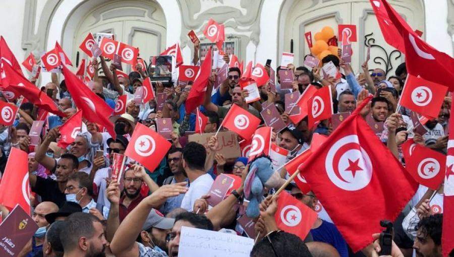 متظاهرون تونسيون امام المسرح البلدي في العاصمة تونس 26 أيلول 2021 متظاهرون تونسيون امام المسرح البلدي في العاصمة تونس 26 أيلول 2021