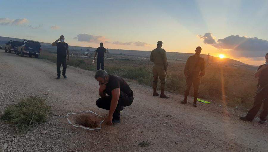 أمام مخرج النفق بجانب سور سجن جلبوع الأشد تحصينا في مدينة بيسان شمال فلسطين - الاعلام العبري أمام مخرج النفق بجانب سور سجن جلبوع الأشد تحصينا في مدينة بيسان شمال فلسطين - الاعلام العبري