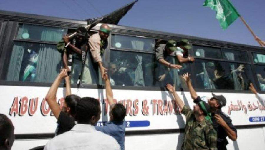 صورة أرشيفية لأسرى فلسطينيين خلال عملية تبادل أسرى مع الاحتلال صورة أرشيفية لأسرى فلسطينيين خلال عملية تبادل أسرى مع الاحتلال