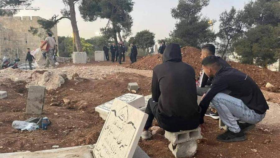 شباب فلسطينينون يرابطون داخل مقبرة اليوسفية لحماية قبور ذويهم من التجريف- القدس المحتلة 26 تشرين اول 2021