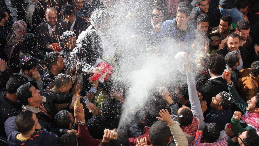 مصدر الصورة: صفحة أهل الهمة / فيسبوك | زفة خريجين في الجامعة الأردنية مصدر الصورة: صفحة أهل الهمة / فيسبوك | زفة خريجين في الجامعة الأردنية