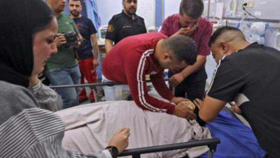 أشقاء غفران وراسنة يلقون النظرة الأخيرة على جثمانها - المستشفى الأهلي- الخليل 1 حزيران 2022 أشقاء غفران وراسنة يلقون النظرة الأخيرة على جثمانها - المستشفى الأهلي- الخليل 1 حزيران 2022