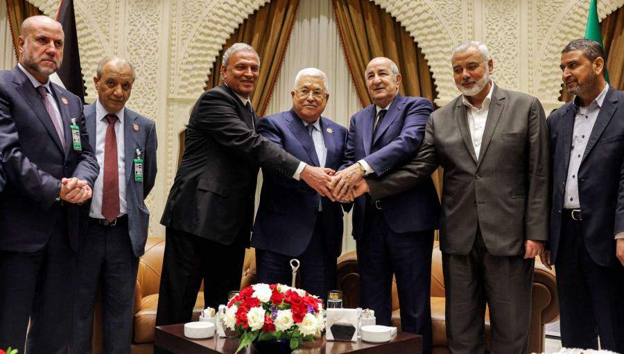 الرئيس الجزائري عبد المجيد تبون يتوسط الرئيس الفلسطيني محمود عباس ورئيس المكتب السياسي لحركة حماس إسماعيل هنية،الجزائر-5 نموز 2022 الرئيس الجزائري عبد المجيد تبون يتوسط الرئيس الفلسطيني محمود عباس ورئيس المكتب السياسي لحركة حماس إسماعيل هنية،الجزائر-5 نموز 2022