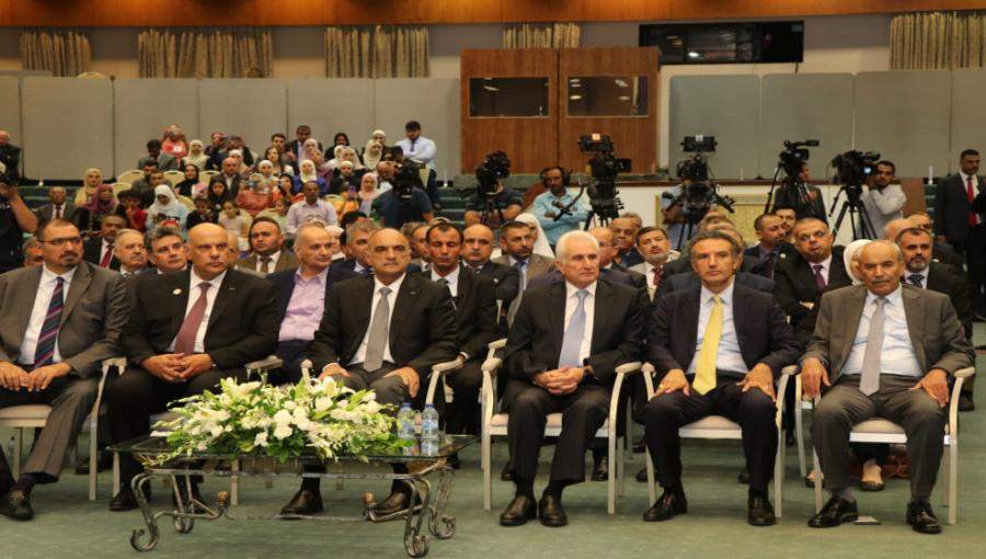 رئيس الوزراء خلال حفل تكريم الفائزين في الدورة الثالثة عشرة من جائزة الموظف المثالي رئيس الوزراء خلال حفل تكريم الفائزين في الدورة الثالثة عشرة من جائزة الموظف المثالي