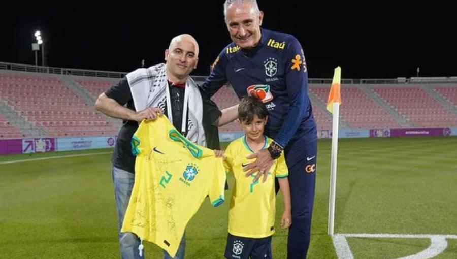 مدرب البرازيل يشكر الشاب الفلسطيني مدرب البرازيل يشكر الشاب الفلسطيني