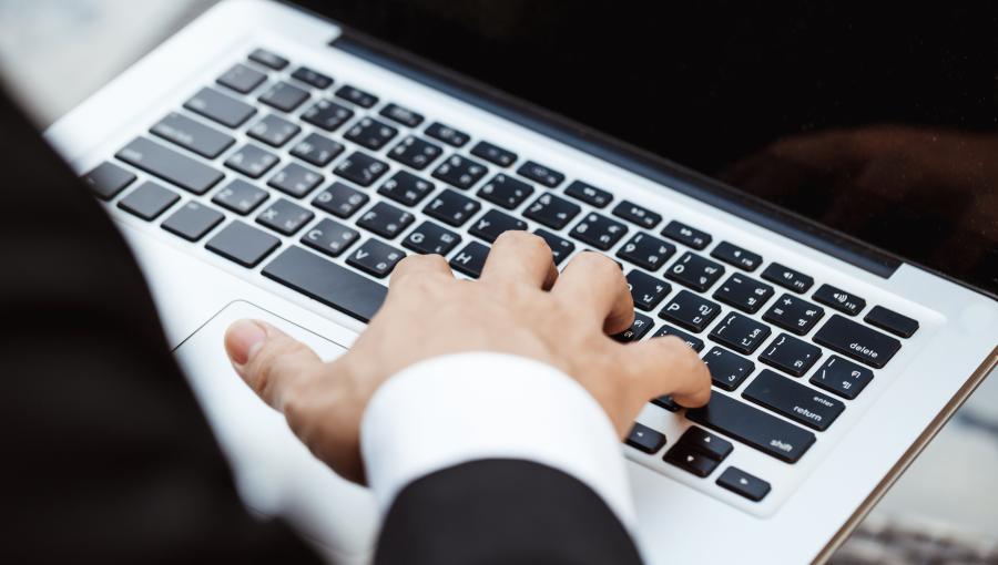 تحديث البيانات باستخدام التكنولوجيا لابتوب | تعبيرية