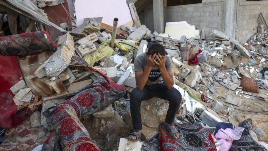فتى فلسطيني يجلس على ركام منزله الذي دمرته طائرات الإحتلال في غزة فتى فلسطيني يجلس على ركام منزله الذي دمرته طائرات الإحتلال في غزة