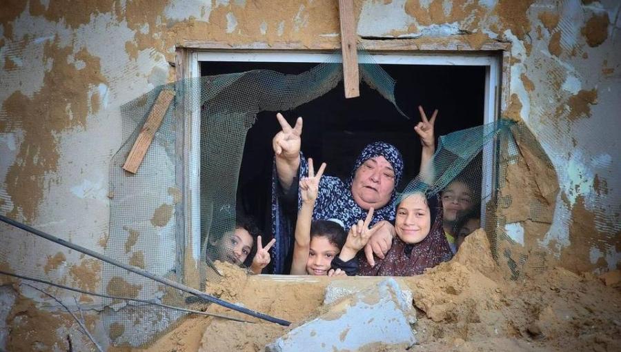 سيدة من غزة ترفض مغادرة بيتها سيدة من غزة ترفض مغادرة بيتها