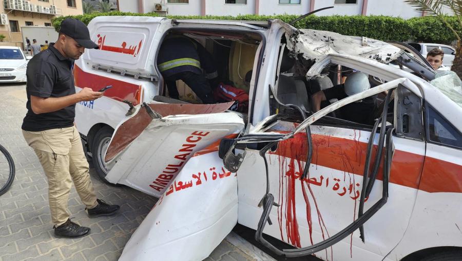 سيارة إسعاف في غزة دمرتها طائرات الاحتلال خلال استهدافها الطواقم الطبية سيارة إسعاف في غزة دمرتها طائرات الاحتلال خلال استهدافها الطواقم الطبية