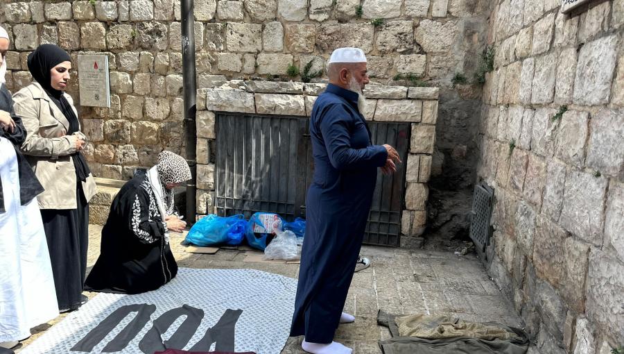 أهالي يؤدون صلاة الظهر في بلدة القدس القديمة أهالي يؤدون صلاة الظهر في بلدة القدس القديمة بسبب تقييدات الاحتلال