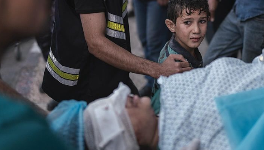 طفل ينظر مرعوبا إلى والدته التي أصيبت في غارة جوية إسرائيلية طفل ينظر مرعوبا إلى والدته التي أصيبت في غارة جوية إسرائيلية