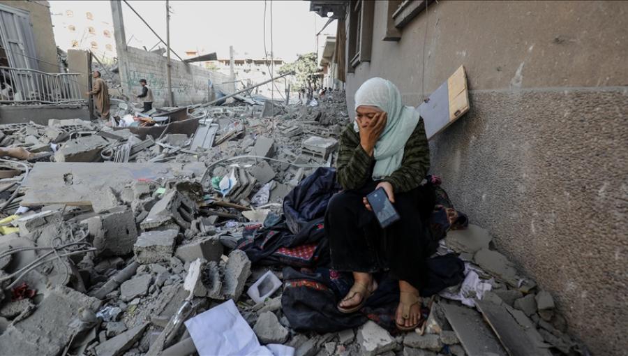 امرأة تجلس على ركام بيتها في غزة امرأة تجلس على ركام بيتها في غزة