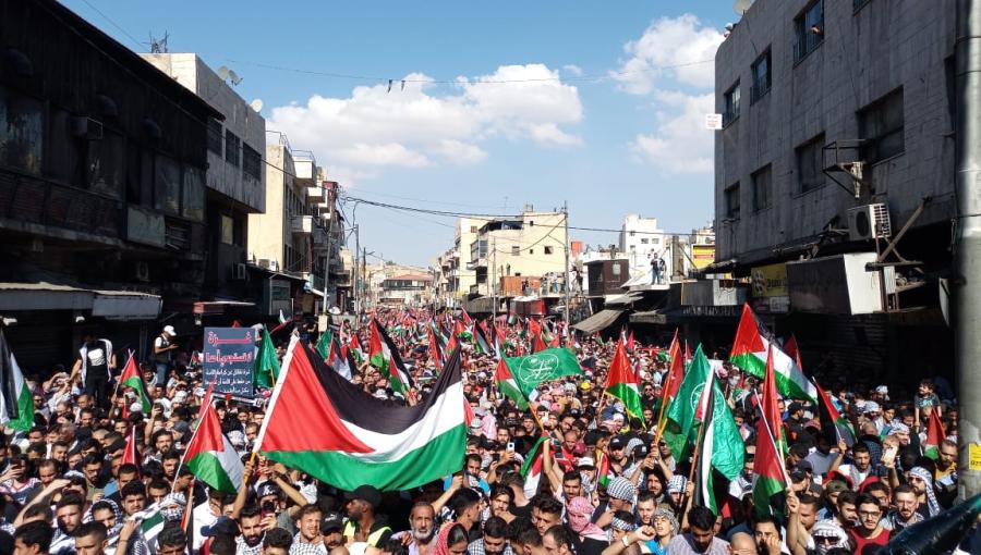 متظاهرون أمام المسجد الحسيني في عمان لدعم المقاومة متظاهرون أمام المسجد الحسيني في عمان لدعم المقاومة