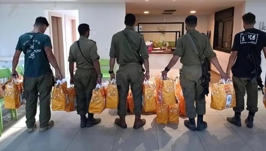 ماكدونلدز تدعم الاحتلال بتوزيع وجبات على جنوده ماكدونلدز تدعم الاحتلال بتوزيع وجبات على جنوده