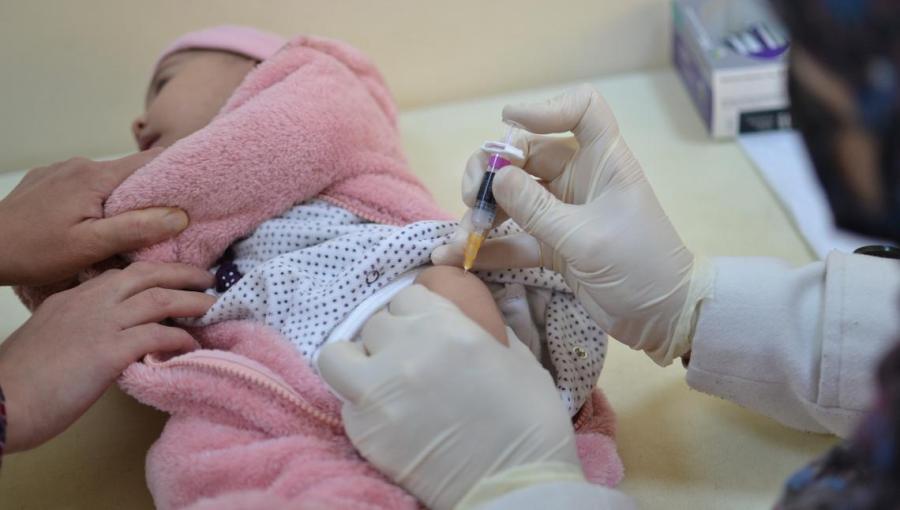 طفلة تتلقى جرعة التطعيم الروتيني طفلة تتلقى جرعة التطعيم الروتيني