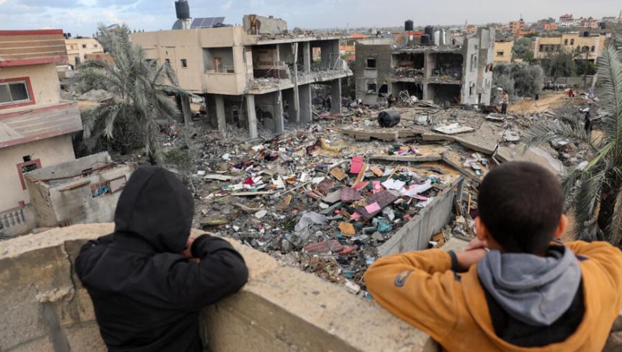 أطفال في غزة يتأملون ركام منازل دمرتها طائرات الاحتلال أطفال في غزة يتأملون ركام منازل دمرتها طائرات الاحتلال