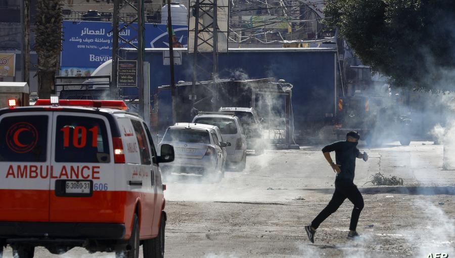 شاب يحاول تفادي قنابل غاز الاحتلال في مخيم بلاطة 23 تشرين الثاني 2023 | المصدر: وكالة الأنباء الفرنسية شاب يحاول تفادي قنابل غاز الاحتلال في مخيم بلاطة 23 تشرين الثاني 2023 | المصدر: وكالة الأنباء الفرنسية