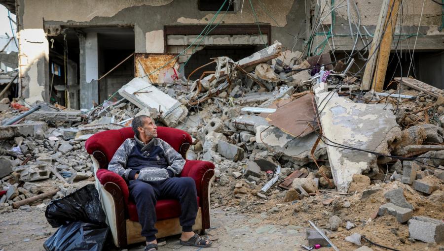 فلسطيني يجلس على كرسي خارج مبنى دمره العدوان الإسرائيلي على مدينة غزة فلسطيني يجلس على كرسي خارج مبنى دمره العدوان الإسرائيلي على مدينة غزة | المصدر: وكالة الأنباء الفرنسية