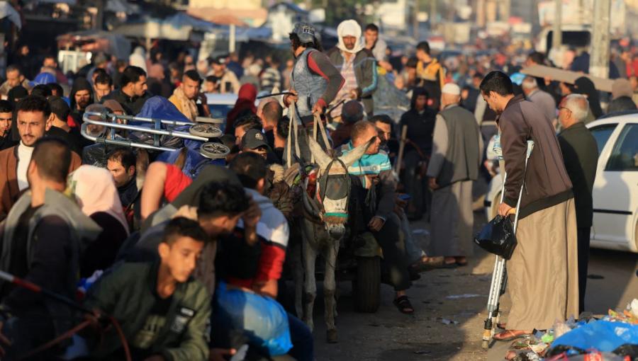فلسطينيون يعودون إلى منازلهم شرق خان يونس فلسطينيون ممن لجؤوا إلى مراكز إيواء مؤقتة يعودون إلى منازلهم شرق خان يونس، جنوب القطاع | الجمعة 24 تشرين الثاني 2023