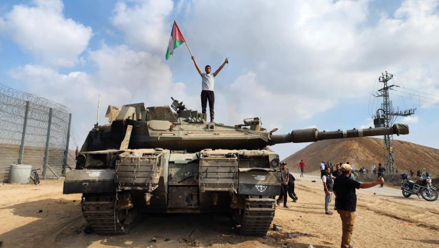فلسطيني يرفع شارة النصر فوق دبابة للاحتلال في غلاف غزة مع بدء طوفان الأقصى 7 تشرين الأول 2023 فلسطيني يرفع شارة النصر فوق دبابة للاحتلال في غلاف غزة مع بدء طوفان الأقصى 7 تشرين الأول 2023